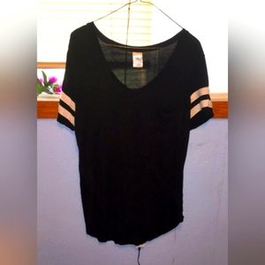 Short sleeve with one pocket on the front
